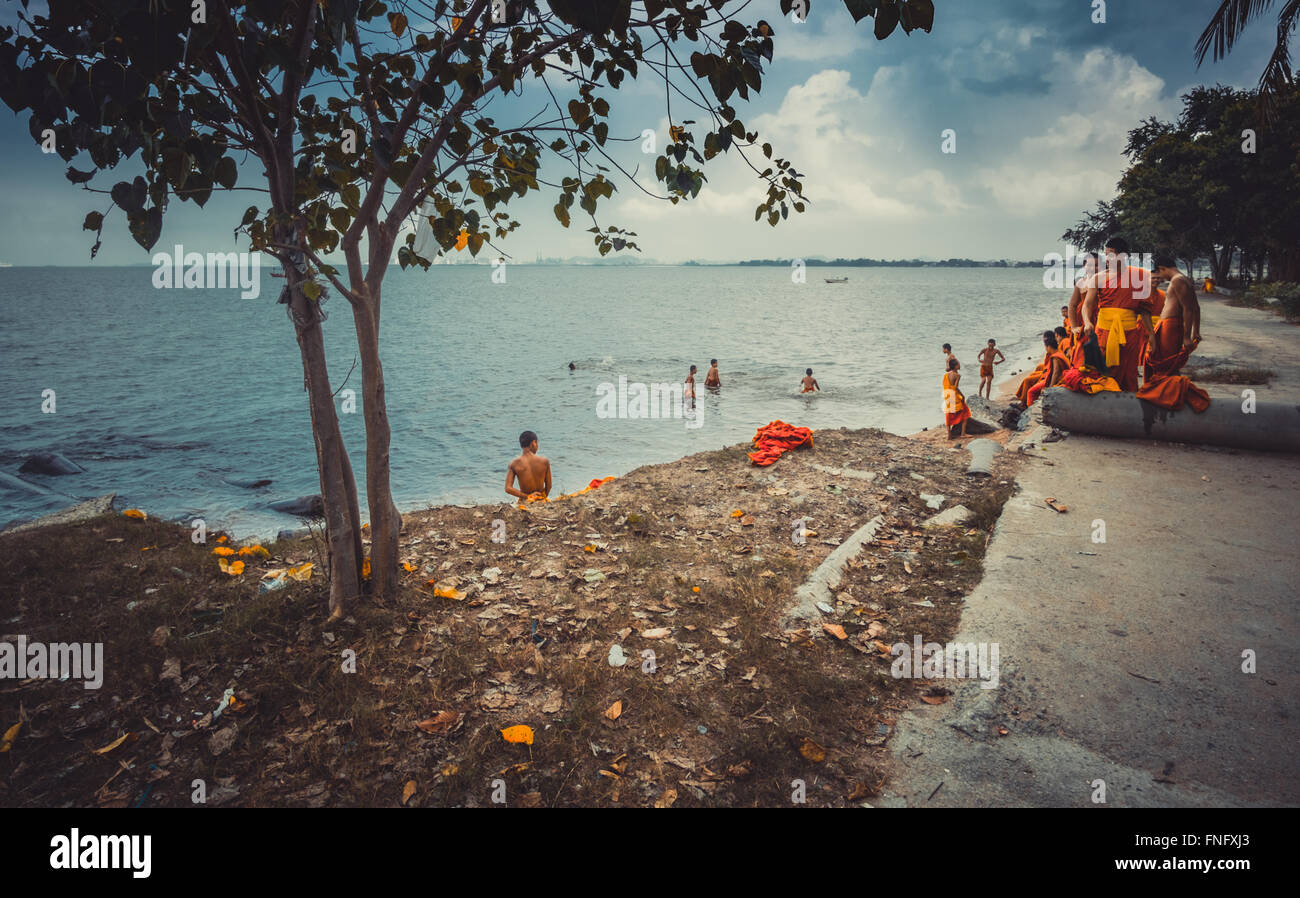 Am frühen Morgen in der Jittapawan buddhistischen Schule mit Novizen Stockfoto