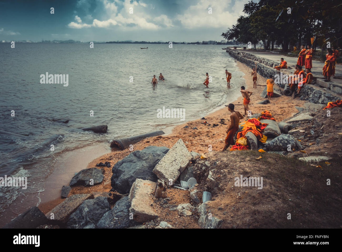 Novizen spielen in der Jittapawan buddhistischen Schule Stockfoto