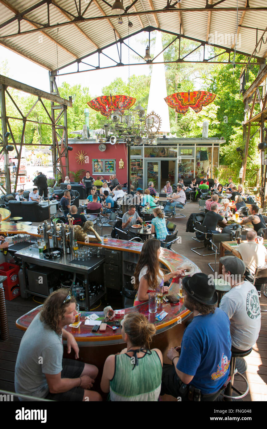 Deutschland, Nordrhein-Westfalen, Rhein-Sieg-Kreis, Windeck-Schladern, Elmores Biergarten & Lounge bin Wasserfall Stockfoto