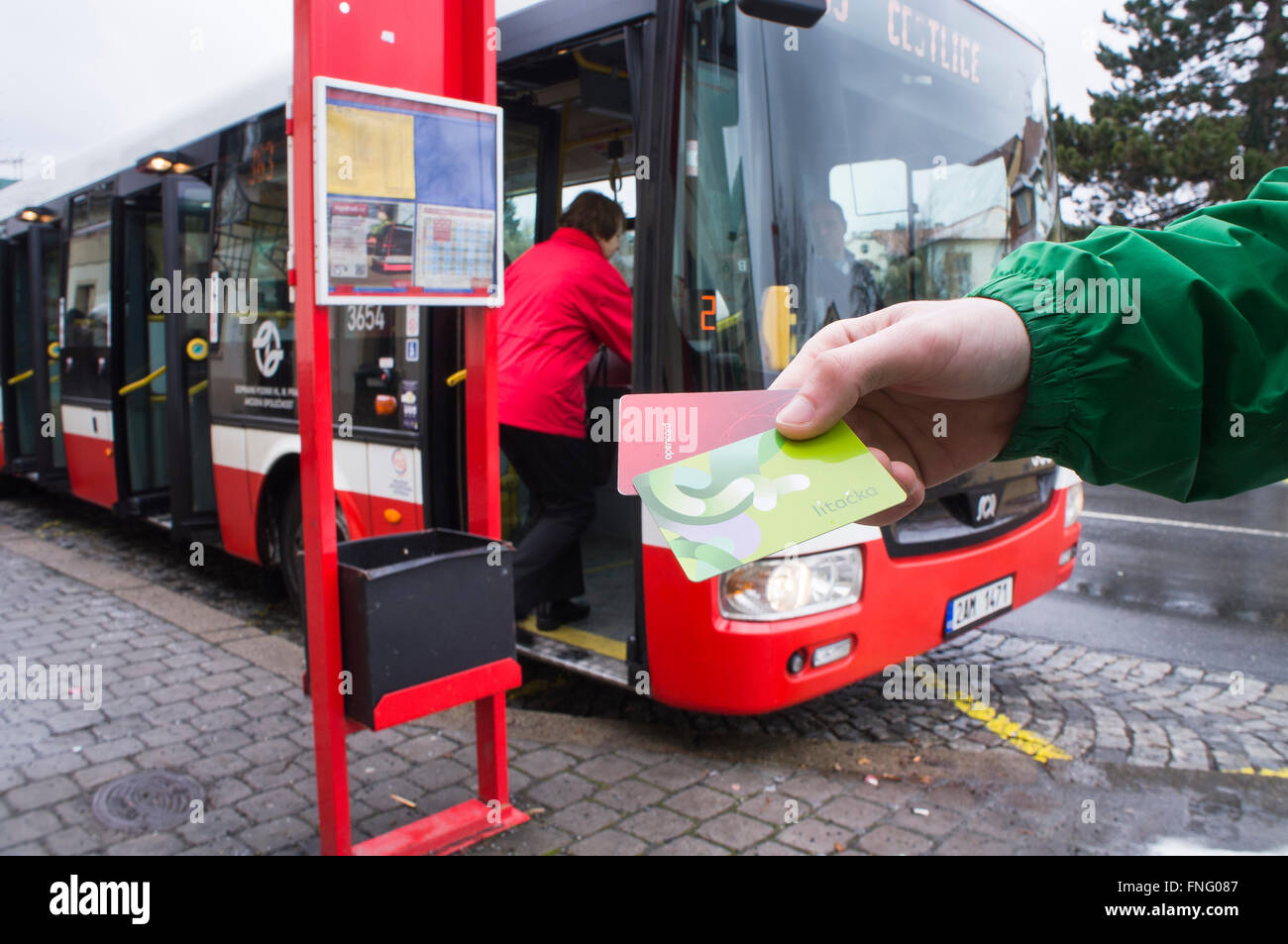 Die problematische smart card Projekt Opencard, von einer privaten Firma betrieben und vom Menschen für den öffentlichen Verkehr in der Stadt zu Zahlen verwendet, wird durch ein neues System, das ausschließlich von kommunalen Einrichtungen verwaltet wird ersetzt werden, Prag Bürgermeister Adriana Krnacova (nicht auf dem Foto) sagte vor Journalisten am 25. Januar. Illustrative Fotos, vom 8. März 2016, zeigt Opencard im Vergleich mit der neuen Karte namens 'Litacka' (grün). Stockfoto