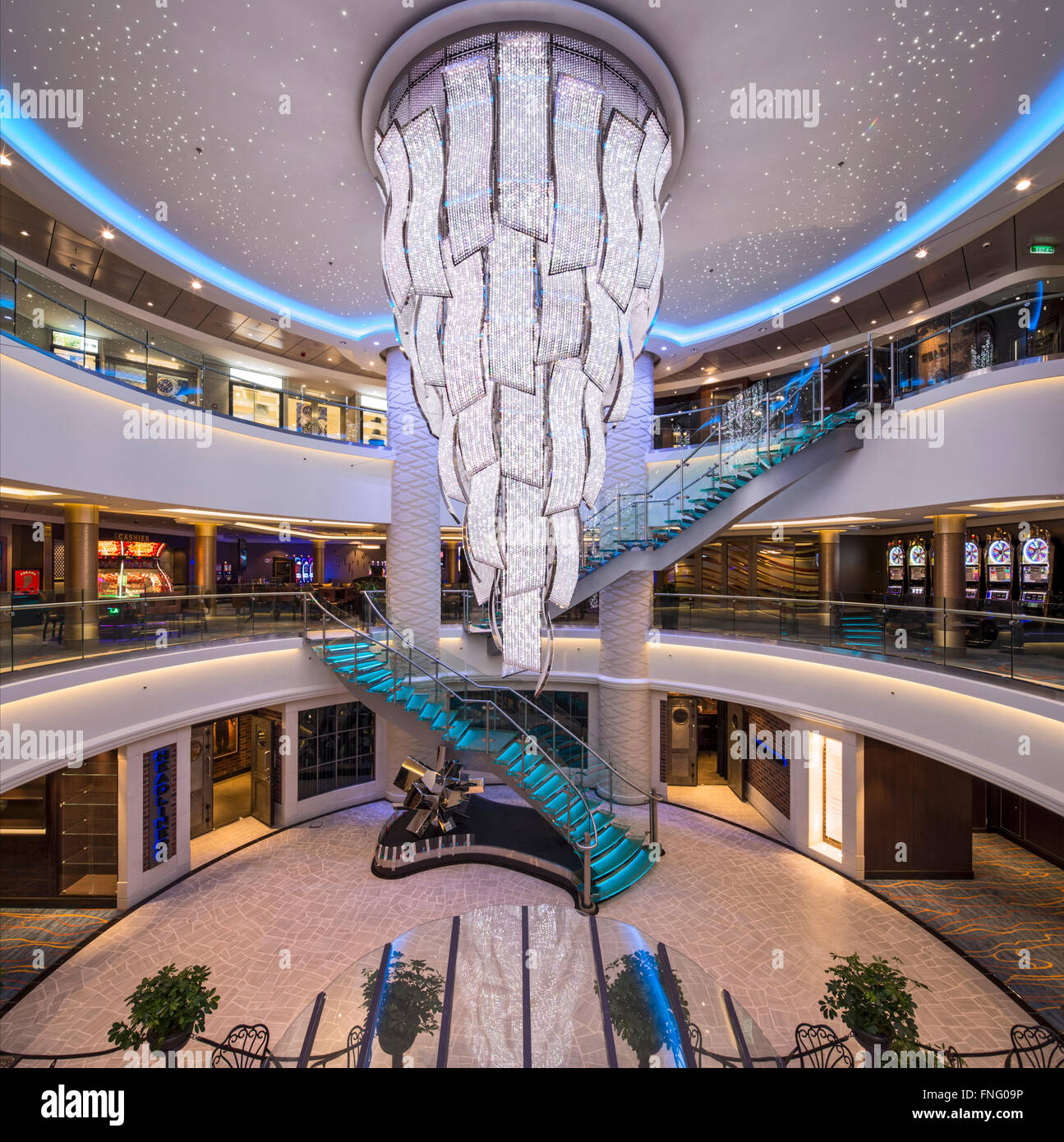 Atrium mit Farbwechsel Kronleuchter. Norwegian Cruise Schiff – die Flucht,  Southampton, Vereinigtes Königreich. Architekt: SMC Stockfotografie - Alamy