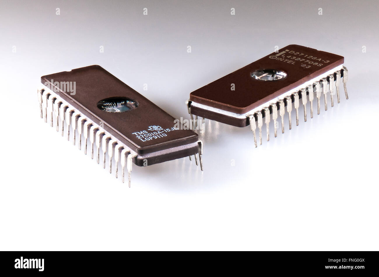 Zwei EPROM IC Chips auf einem weißen Hintergrund angeordnet Stockfoto