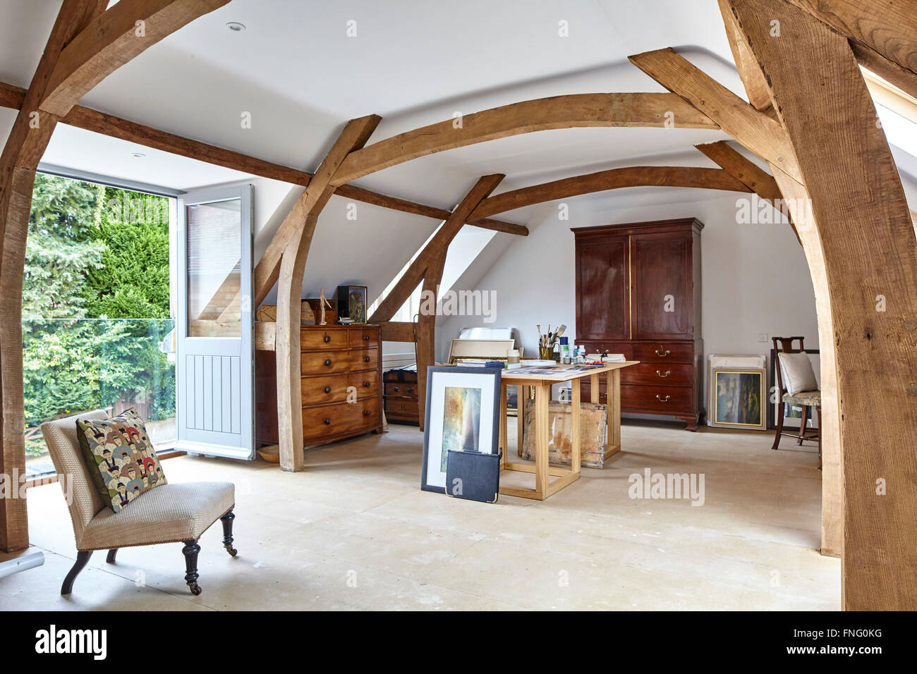 Ersten Stock Künstleratelier mit freiliegenden Holz Balken semi-gewölbte  Decke und doppelte Türen auf Glas Balkon der Julia. Mühle Stockfotografie -  Alamy