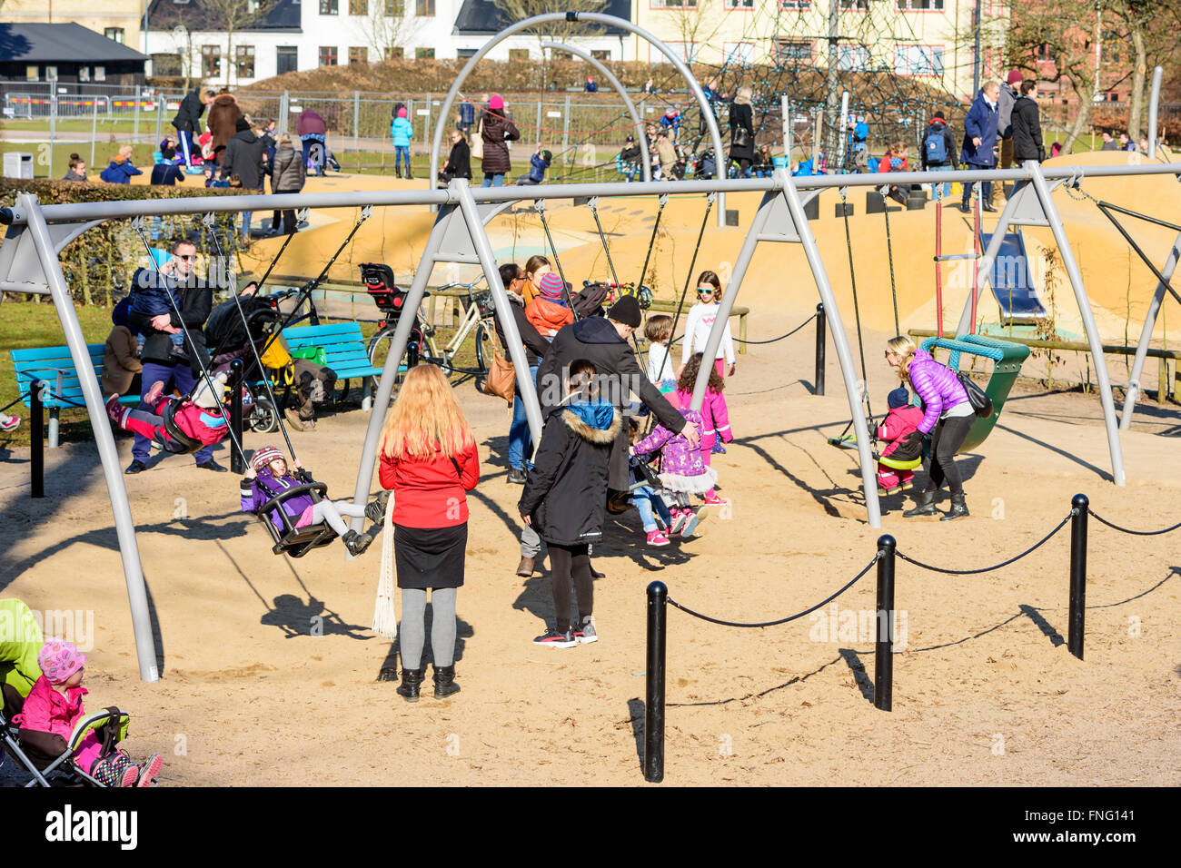 Lund, Schweden - 12. März 2016: Viele Menschen genießen einen sonnigen Tag auf dem Spielplatz. Erwachsene und Kinder spielen und Spaß haben. Echte p Stockfoto