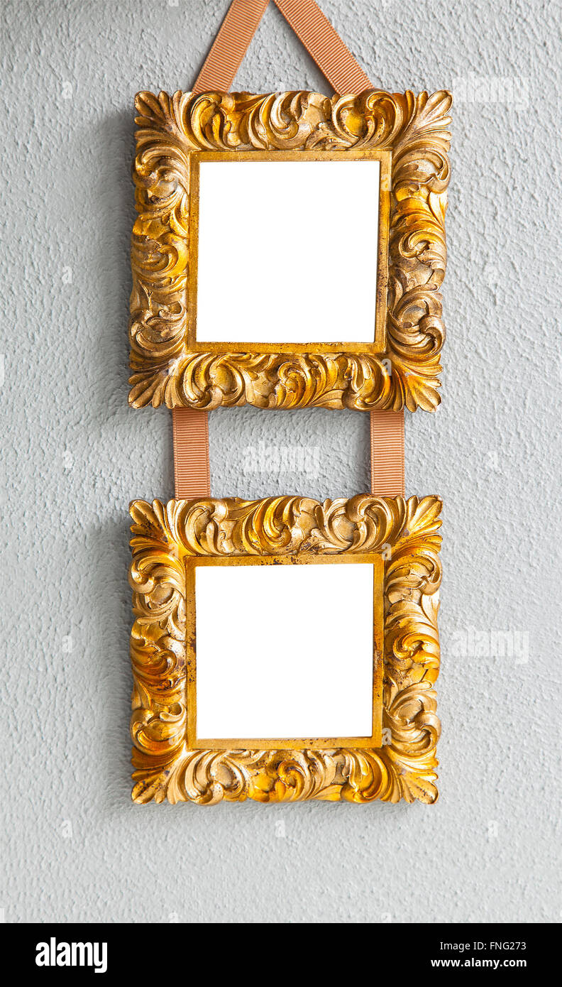 Bild der reich verzierte vergoldete Mockup Bilder an eine Wand hängen. Stockfoto