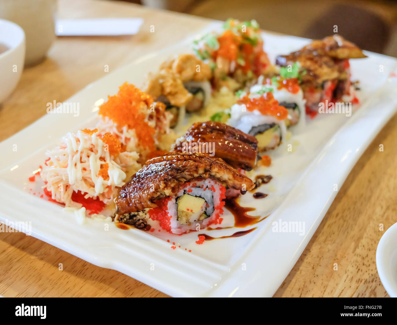 Sushi-Set; Sushi roll mit Lachs und geräucherter Aal Stockfoto