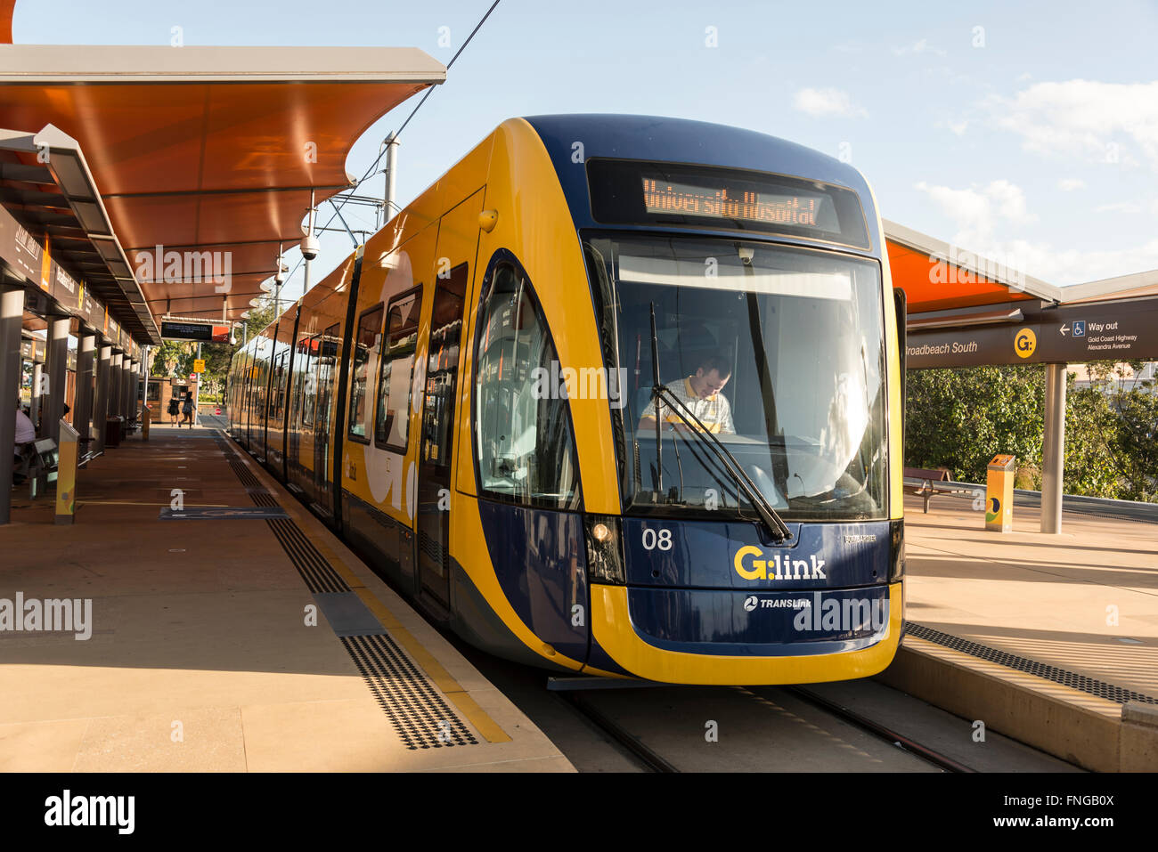 G-Link (Goldküste Stadtbahn) betreibt die Länge des Surfers Paradise zwischen Gold Coast University Hospital und Br Stockfoto