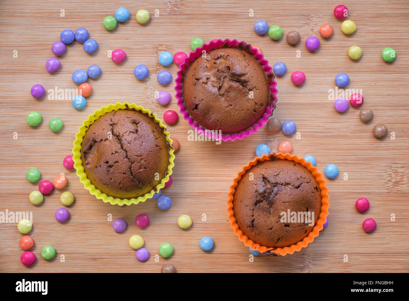 Bunte Schokoladentörtchen mit Süßigkeiten Stockfoto
