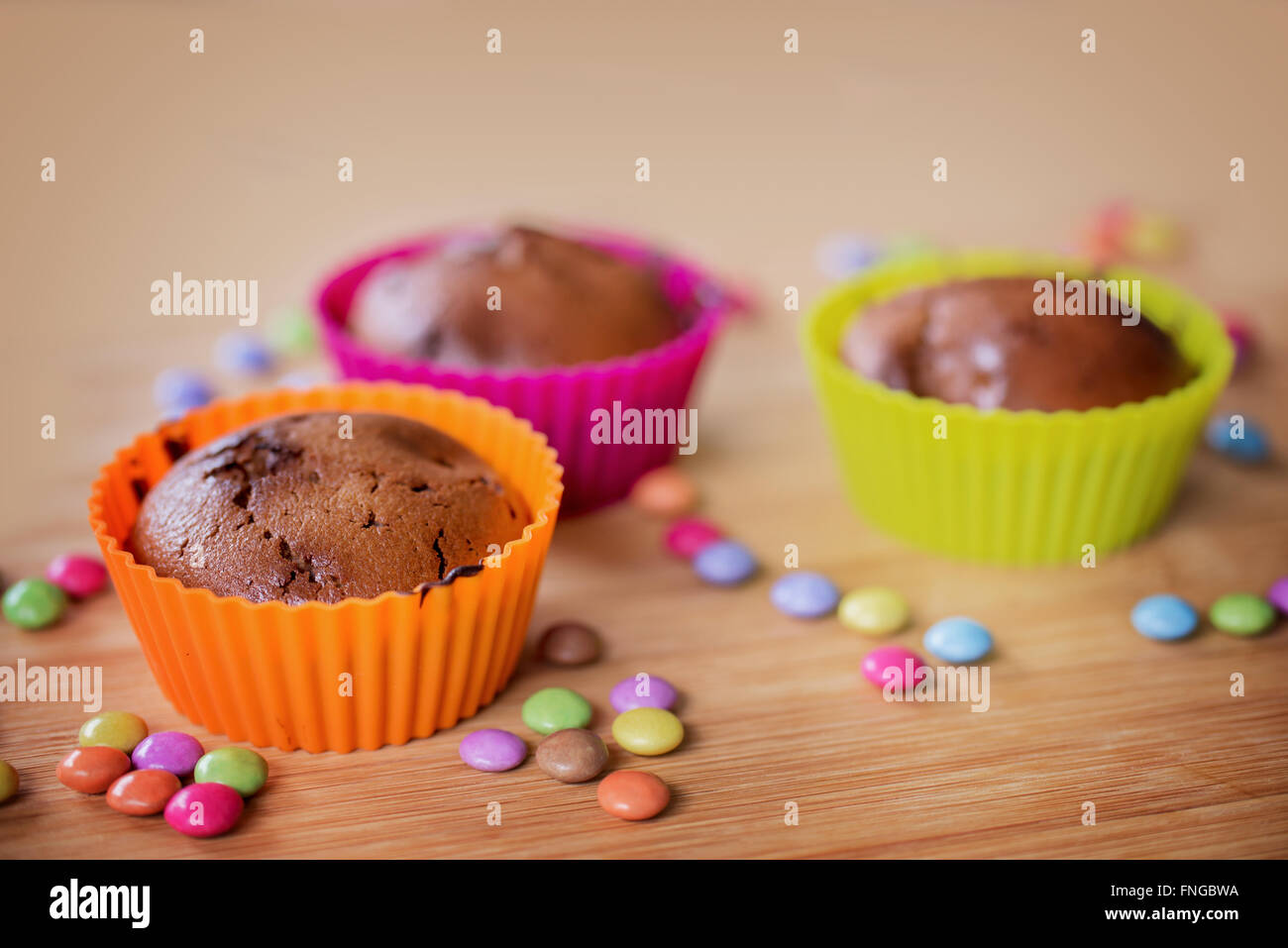 Bunte Schokoladentörtchen mit Süßigkeiten Stockfoto