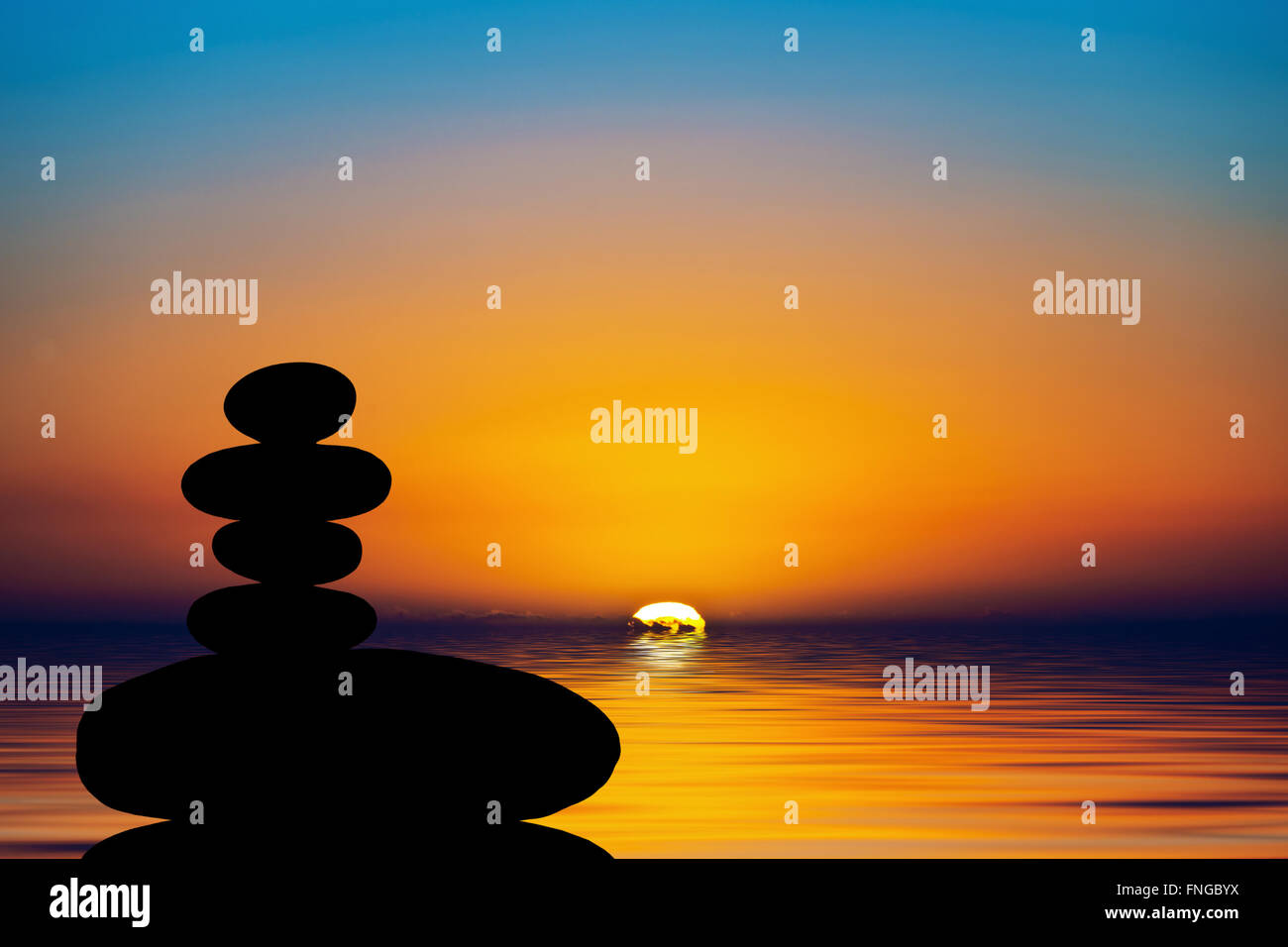 Silhouette aus einem Stapel von Steinen in den Sonnenuntergang Stockfoto