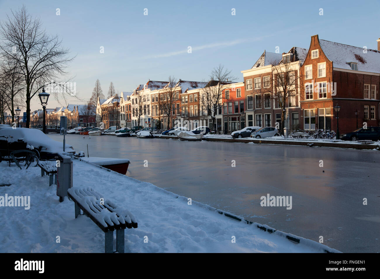 Gefrorenen Kanal im Winter in Leiden, Holland Stockfoto