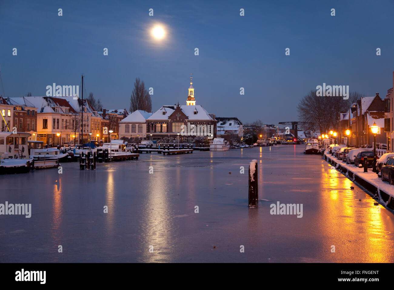 Hafen Sie im Mondlicht in der Stadt Leiden im winter Stockfoto
