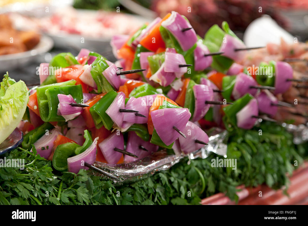 Teller mit Gemüse Kebab auf den Djemma El Fna-Markt in Marokko Stockfoto