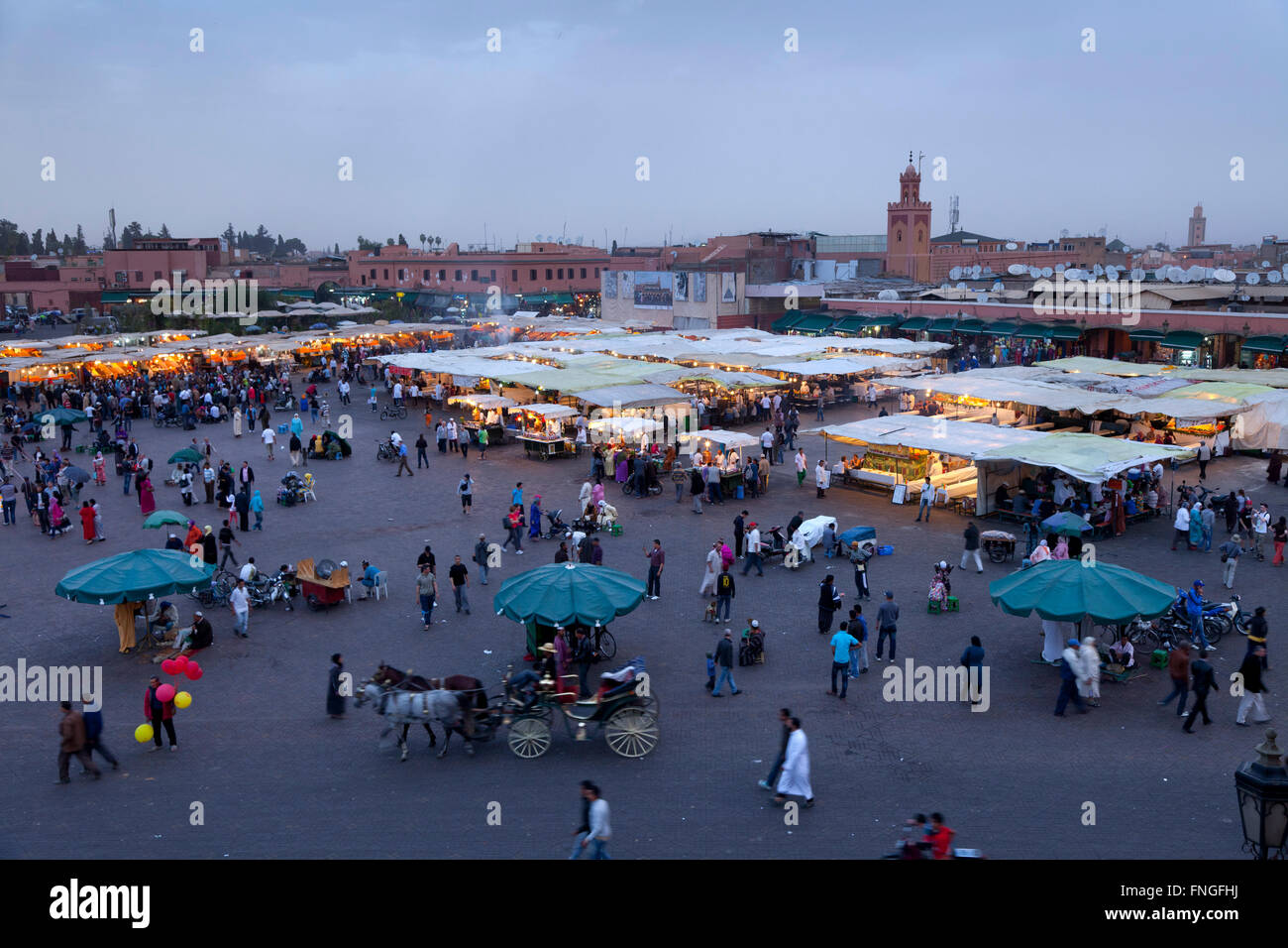 Ein Blick auf den berühmten Djemaa El Fna Platz in Marrakesch am frühen Abendlicht; Marokko Stockfoto