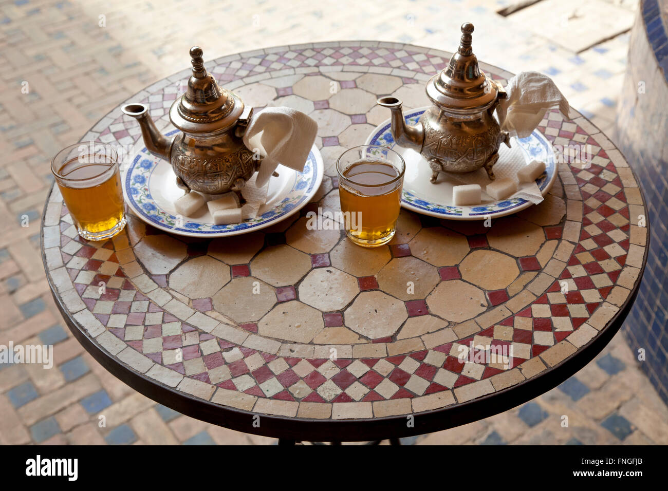 Traditionellen Tee zu trinken, zu zweit in Marrakesch, Marokko Stockfoto