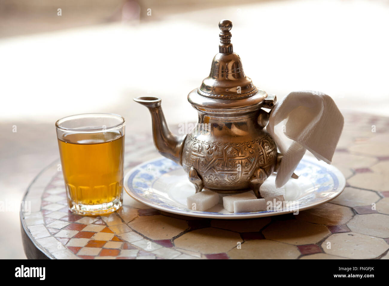 Traditionelles Teetrinken in Marrakesch, Marokko Stockfoto