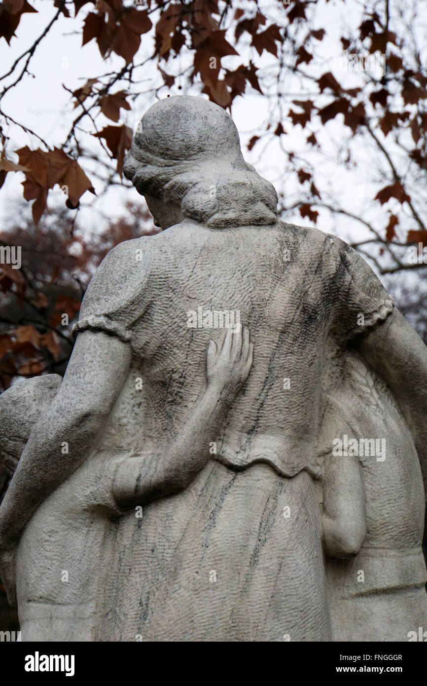 Kerepesi Friedhof (Fiumei Uti Nemzeti Sirkert), Budapest, Ungarn trauernde Frau und Kinder Stockfoto