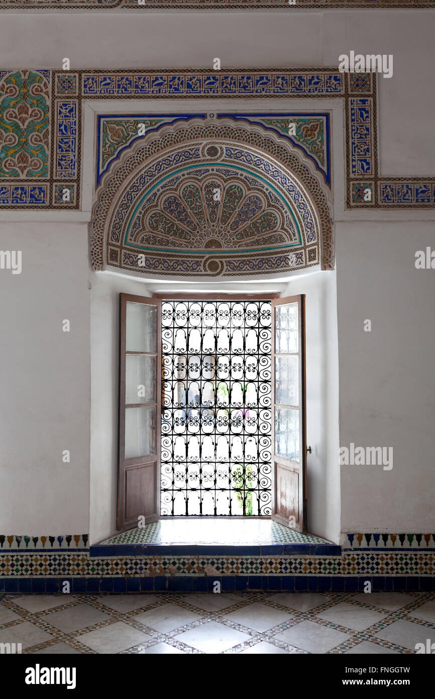 Fenster und Mosaik auf Boden und Wänden in Palais De La Bahia Marrakesch, Marokko Stockfoto