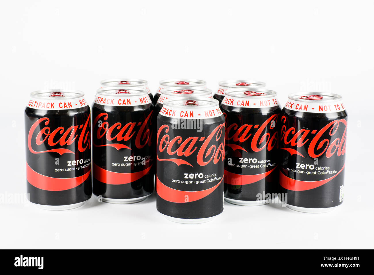Eine Gruppe von "Coke Zero" Dosen vor weißem Hintergrund fotografiert Stockfoto