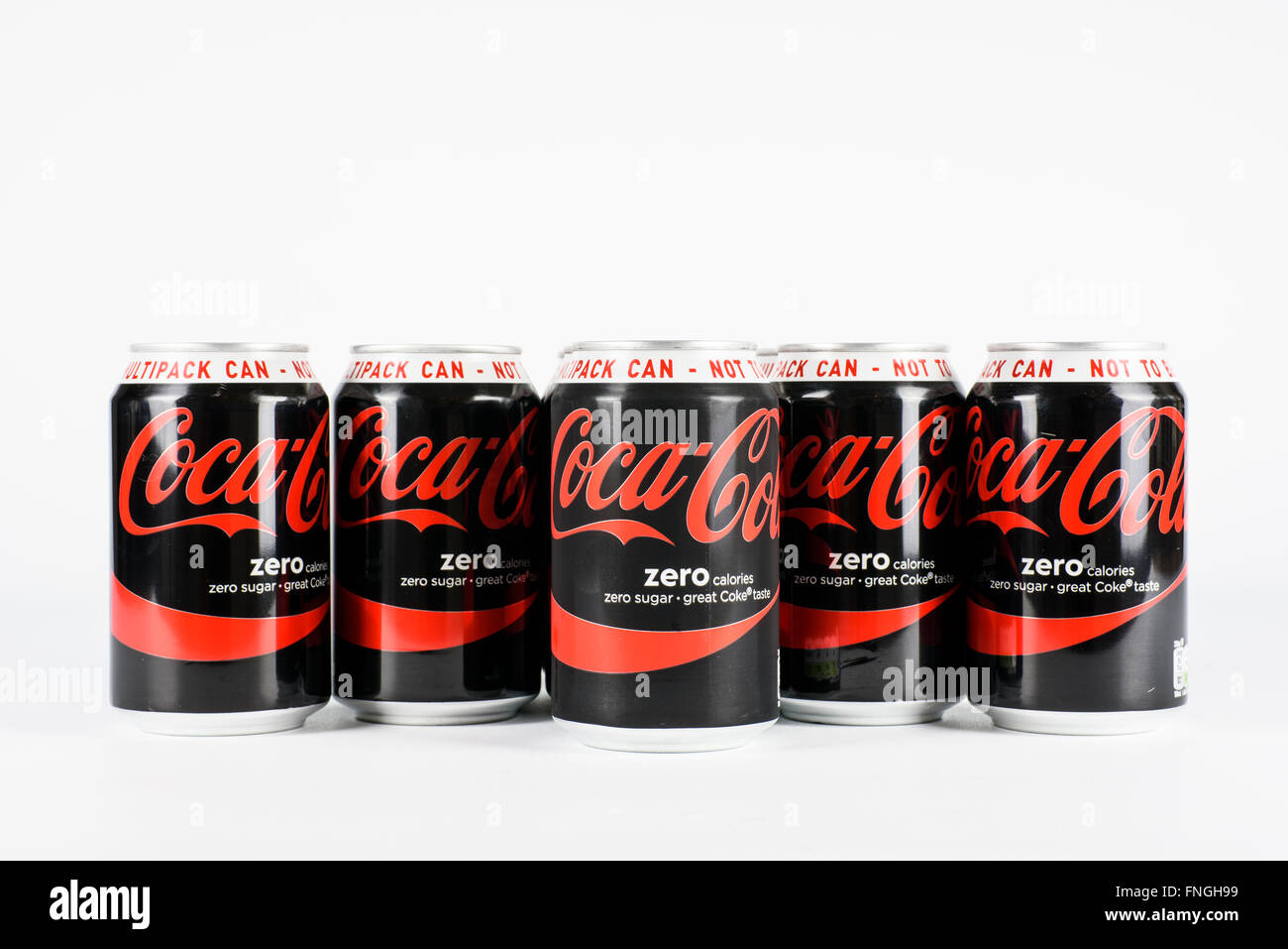 Eine Gruppe von "Coke Zero" Dosen vor weißem Hintergrund fotografiert Stockfoto