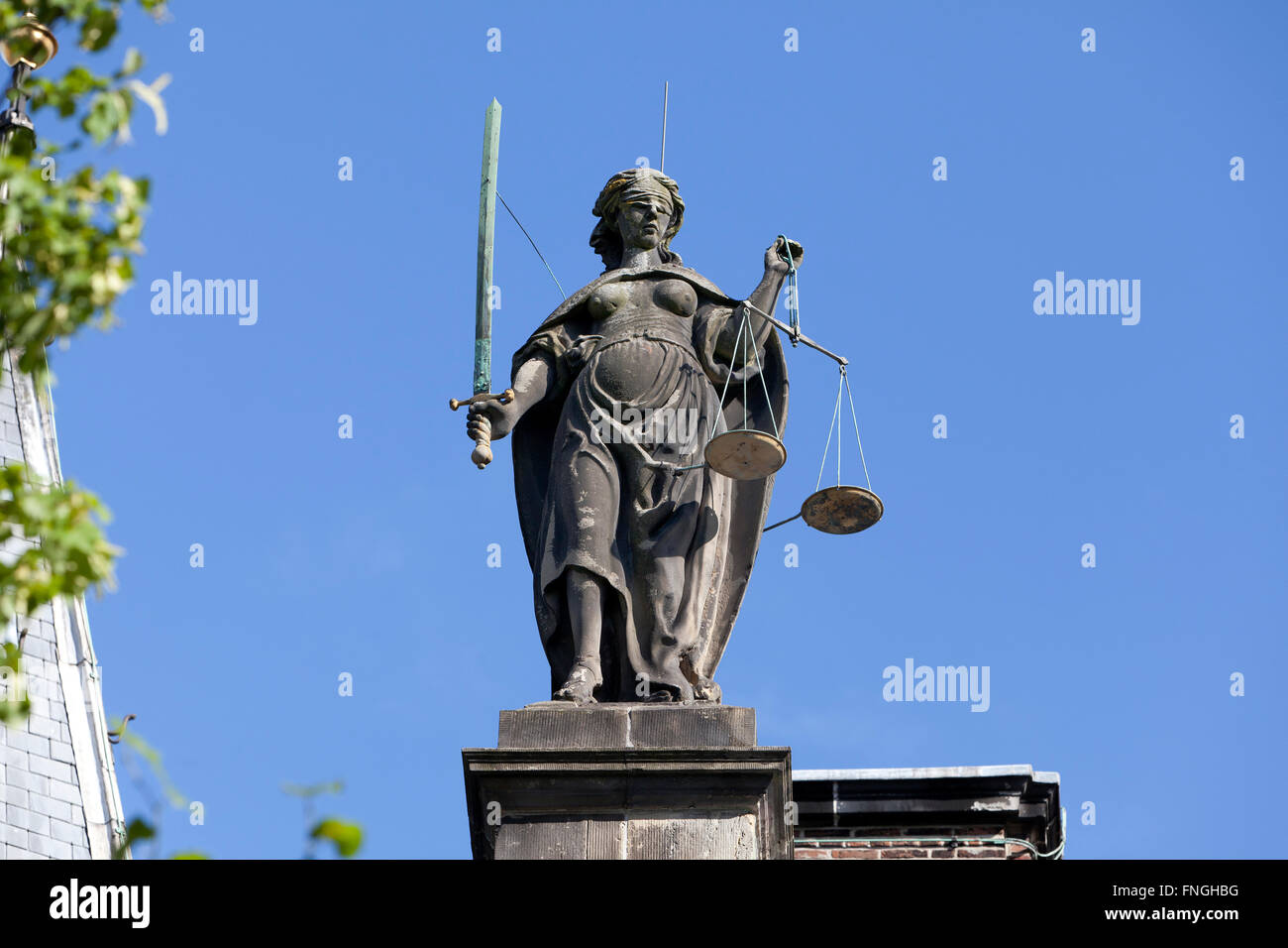Alte Statue der Justitia auf dem Gravensteen in Leiden, Holland Stockfoto