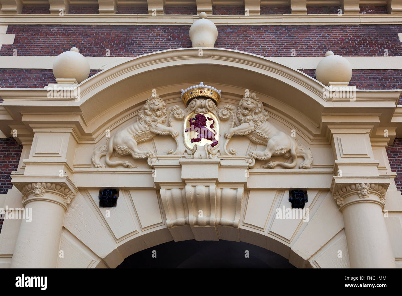 Eingangstor der Binnenhof in den Haag, dem Sitz des niederländischen Parlaments Stockfoto