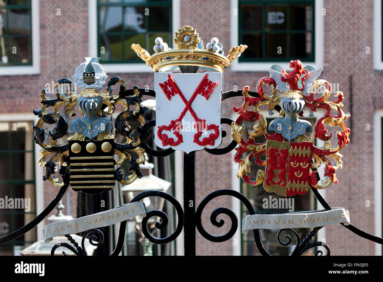 Wappen auf dem Tor der Einfahrt in das Schloß in Leiden Stockfoto