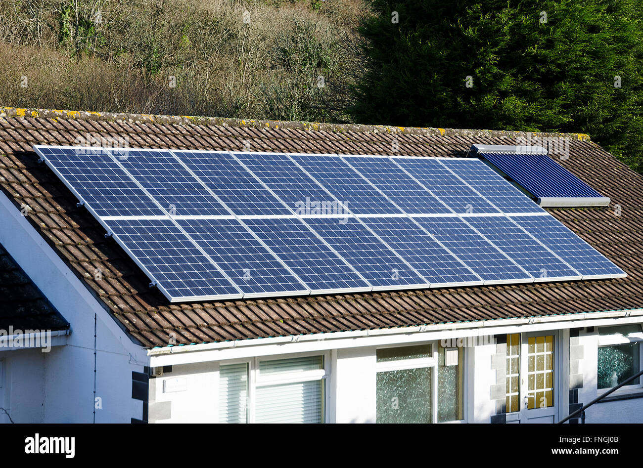 Sonnenkollektoren auf dem Dach eines Bungalows in Cornwall, England, UK Stockfoto