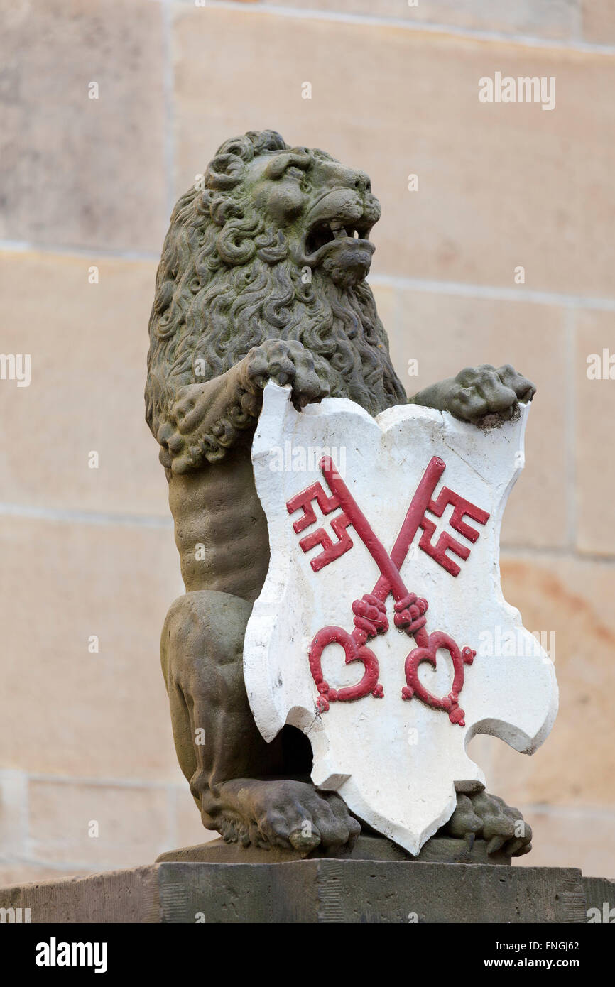 Niederländischer Löwe mit dem Wappen der Stadt von Leiden, Niederlande Stockfoto