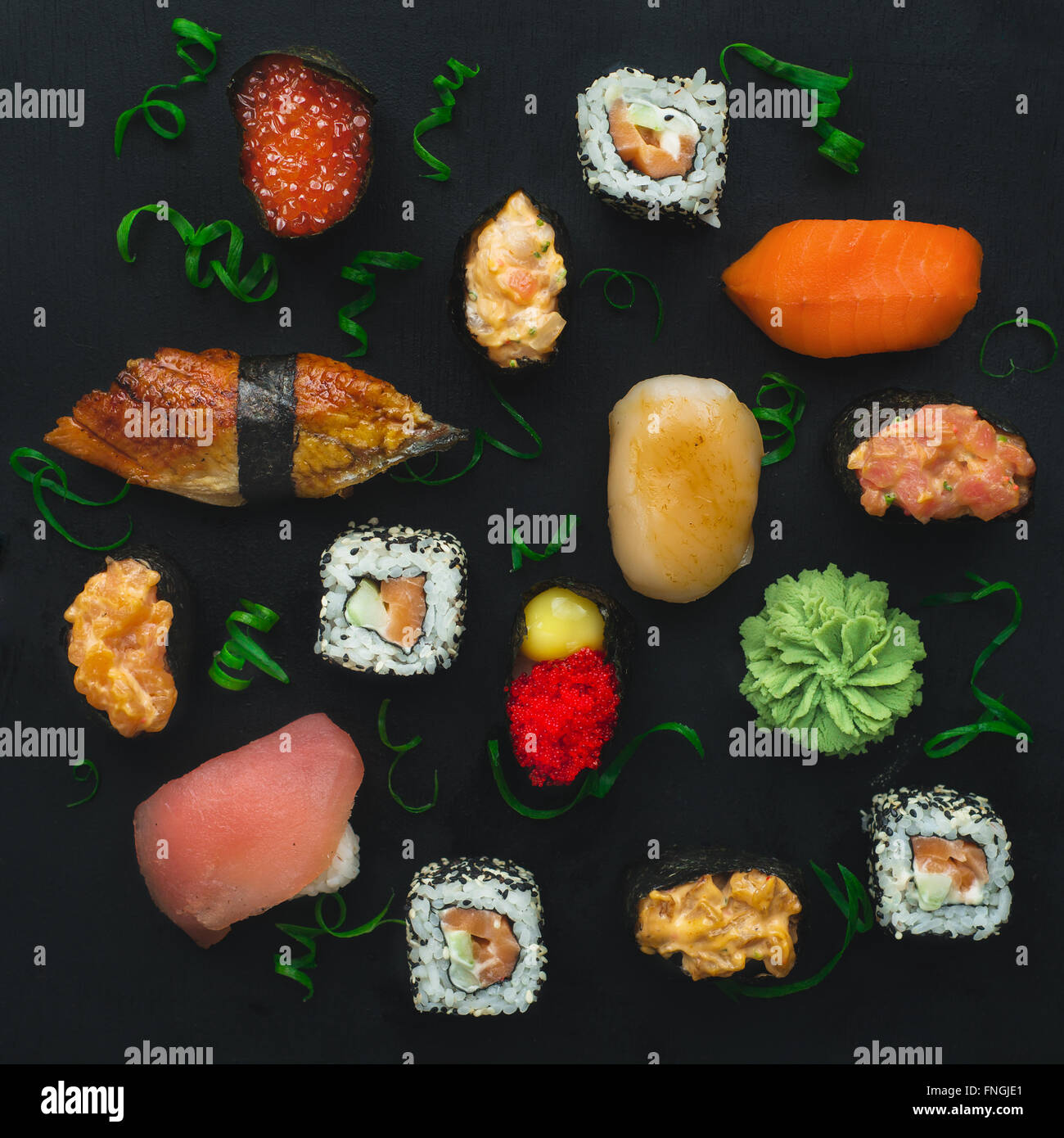 Sushi Muster auf einem dunklen Hintergrund Stockfoto