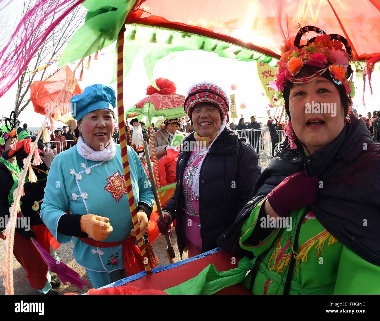 Panjin, Chinas Liaoning Provinz. 15. März 2016. Menschen vor Ort vorbereiten für die Leistung in einem Ritual die segnet für gute Ernte und sicher Segeln wenn Fischer bis zum Meer in Erjiegou Stadt Panjin Stadt, Nordost-China Liaoning Provinz, 15. März 2016 ausgehen. Erjiegou, den Schnittpunkt Fluss Meer, ist der Gather-Ort für Fischer. Das Ritual abgehalten, es ist eine traditionelle Zeremonie, während die Fischer für Sicherheit und Ernte zu beten. © Li Gang/Xinhua/Alamy Live-Nachrichten Stockfoto