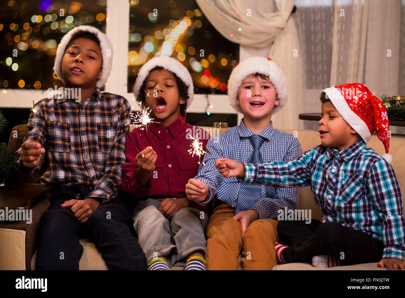 Vier Kinder singen Weihnachtslied. Stockfoto