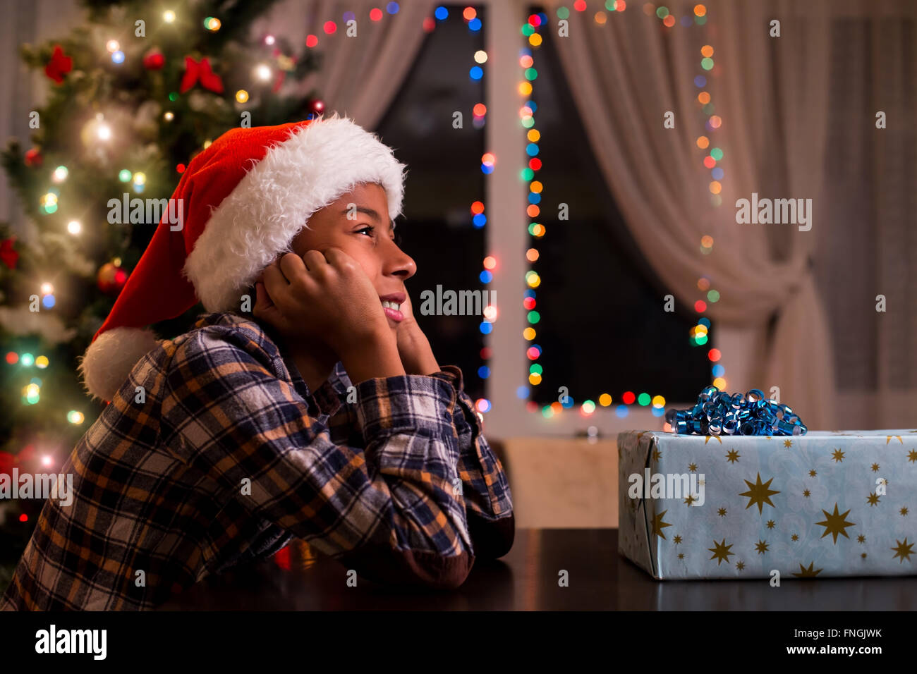 Lächelnde junge im Weihnachtsmütze. Stockfoto