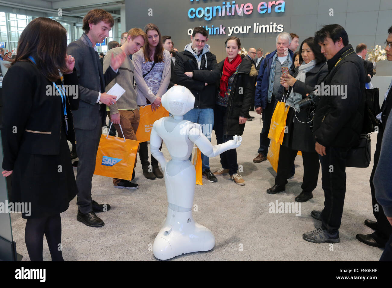 Deutschland, Hannover, 14.03.2016: CeBIT Computer, Messestand der IBM Deutschland. Humanoider Roboter programmiert, Menschen und ihre Mimik und Gestik zu analysieren und angemessen auf diese emotionalen Zustände reagieren. Stockfoto