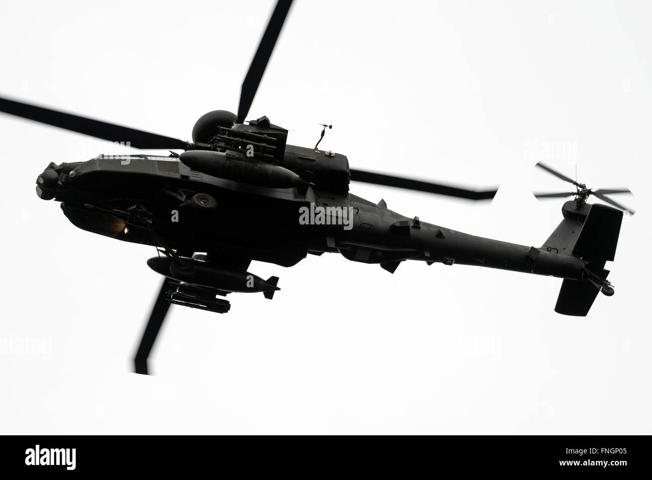 Army Air Corp Apache-Hubschrauber von RAF Wattisham über Woodbridge Flugplatz training Bereich, Rendlesham, Suffolk, UK. Stockfoto