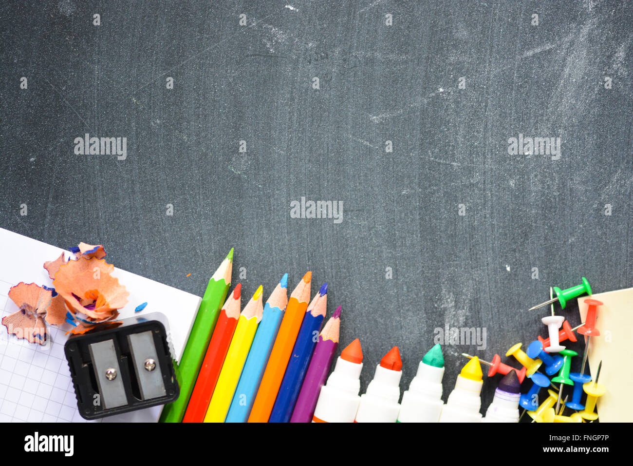 Blackboard-Hintergrund mit Schule liefert back to School Saison vorschlagen Stockfoto