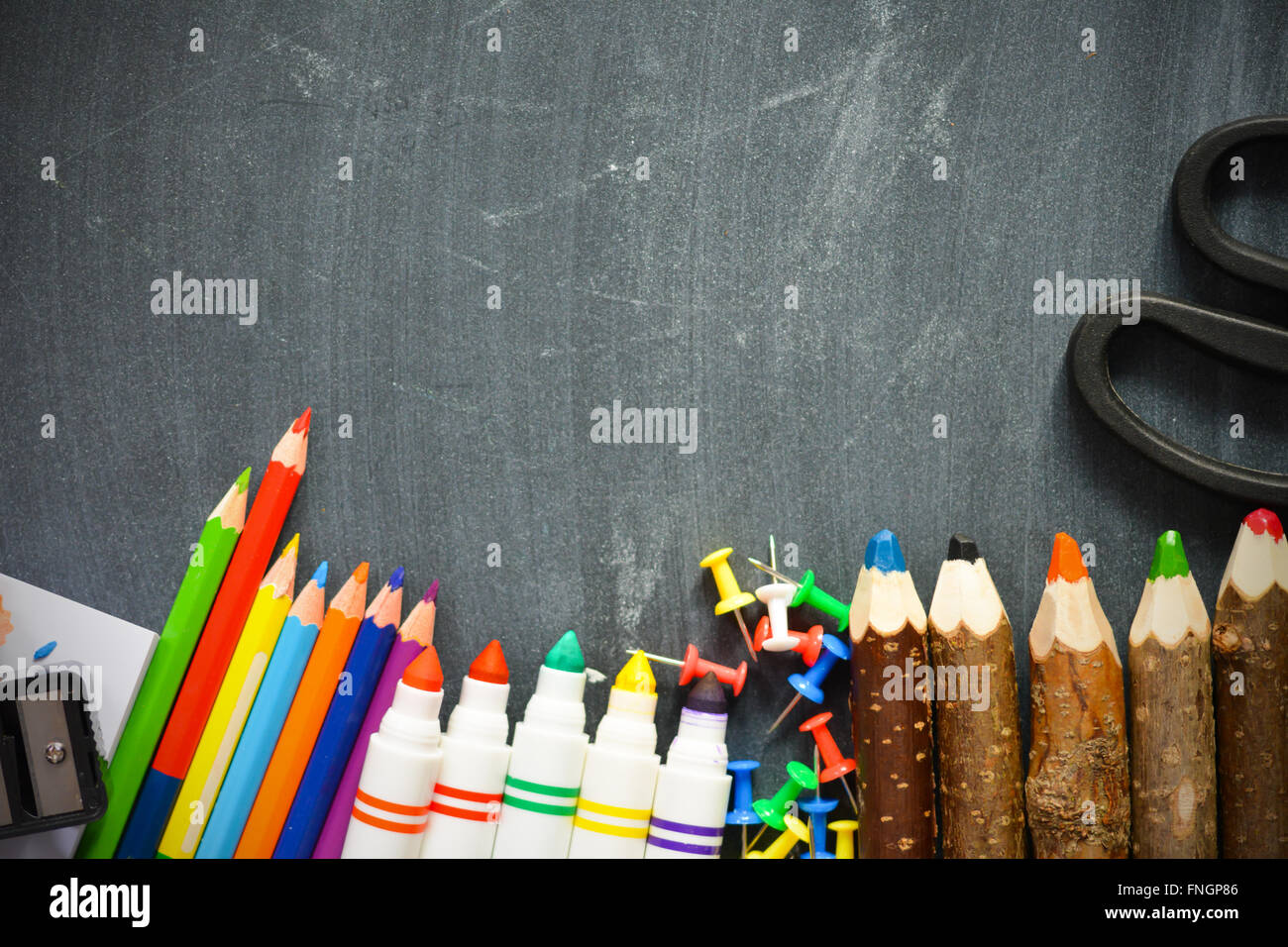 Blackboard-Hintergrund mit Schule liefert back to School Saison vorschlagen Stockfoto