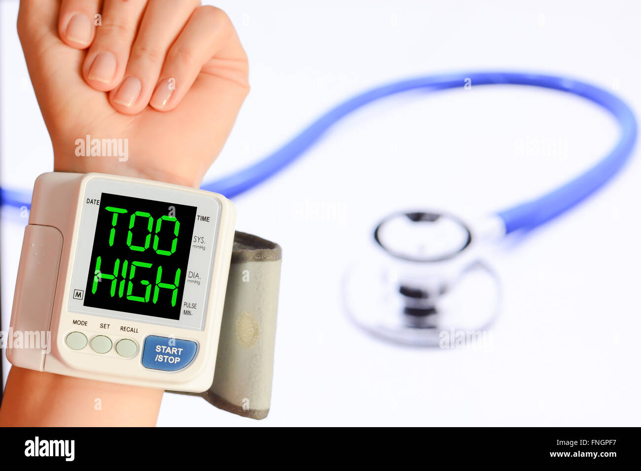 Überprüfen Sie Ihren Blutdruck und Puls, Herz-Probleme zu verhindern Stockfoto