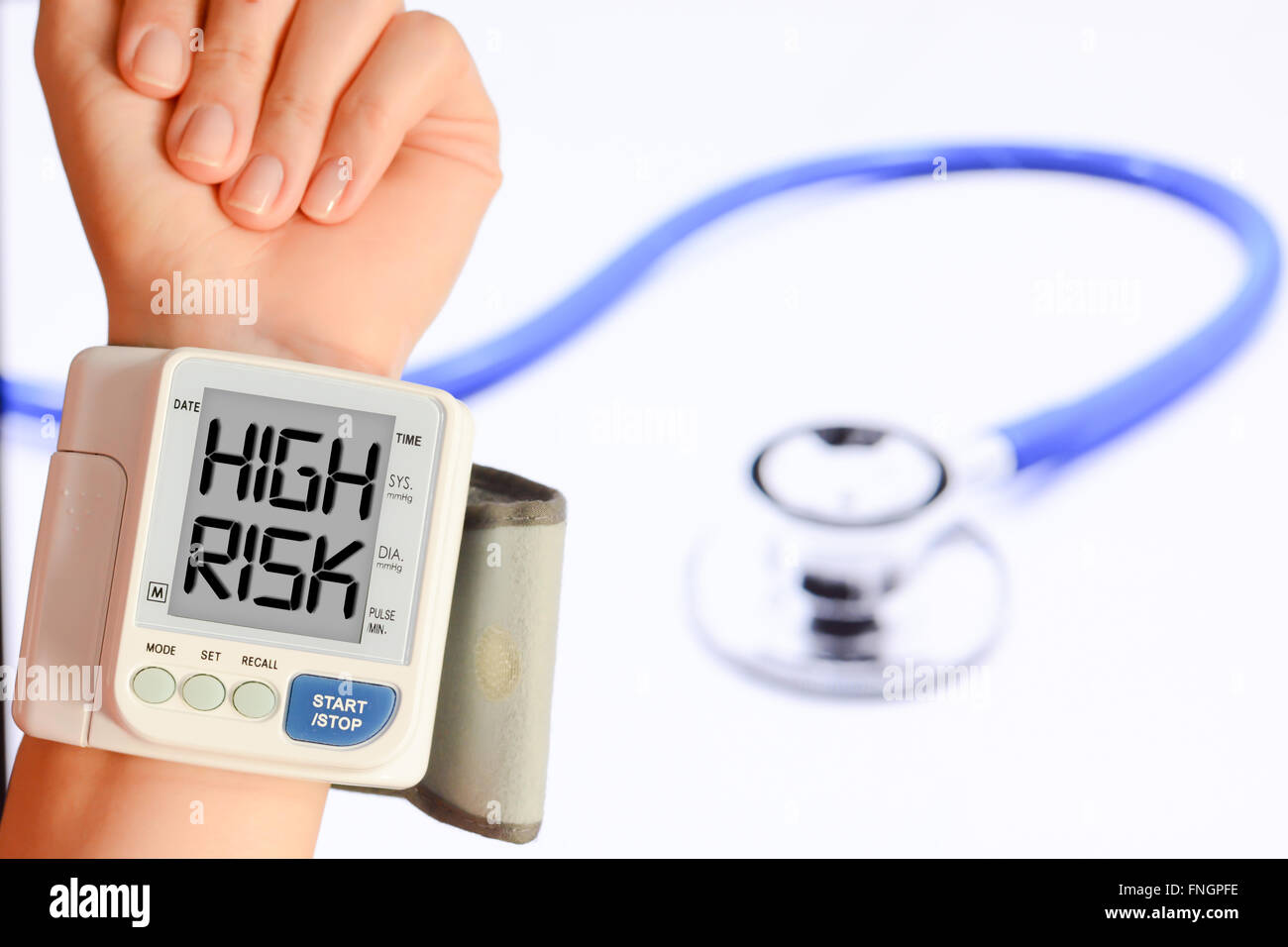 Überprüfen Sie Ihren Blutdruck und Puls, Herz-Probleme zu verhindern Stockfoto