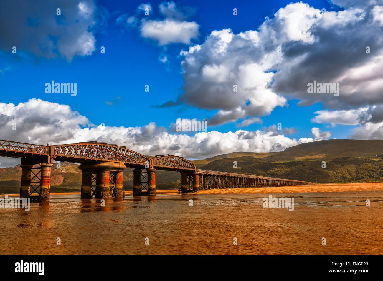 Landschaft von Barmouth Brücke in Nord-Wales, UK bei Ebbe. Stockfoto