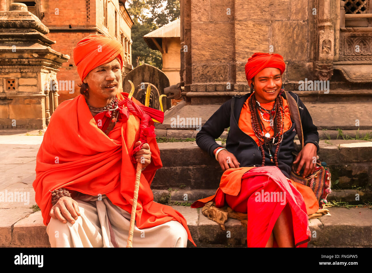 Bunt gekleideten Anhänger im Tempel, Pashupatinath, Nepal Stockfoto