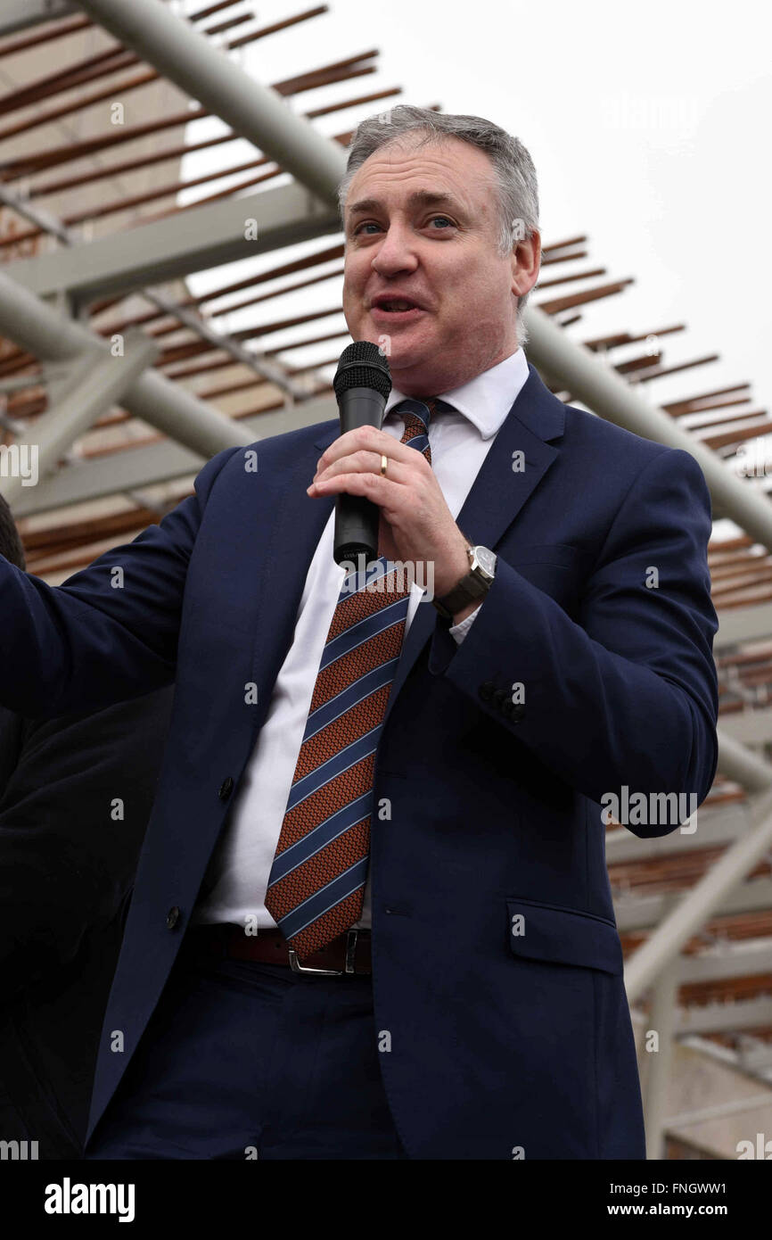 Edinburgh, Schottland, Vereinigtes Königreich, 10. März 2016. Scottish-Schrank-Sekretärin für ländliche Angelegenheiten RIchard Lochhead hält einen Mikrofon Stockfoto