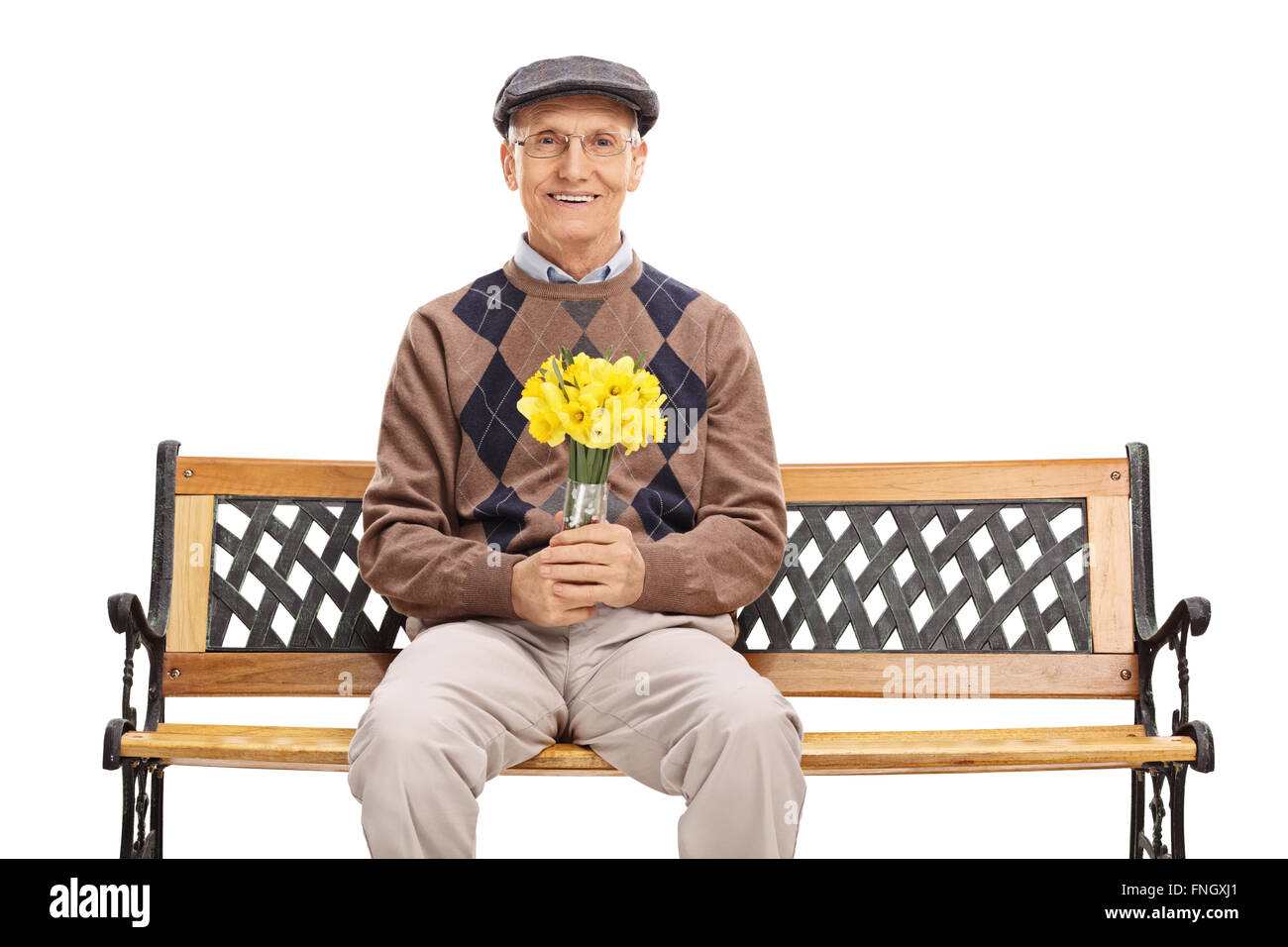 Studioaufnahme eines senior Gentleman hält einen Blumenstrauß und wartet jemand sitzt auf einer Bank, die isoliert auf weißem Hintergrund Stockfoto