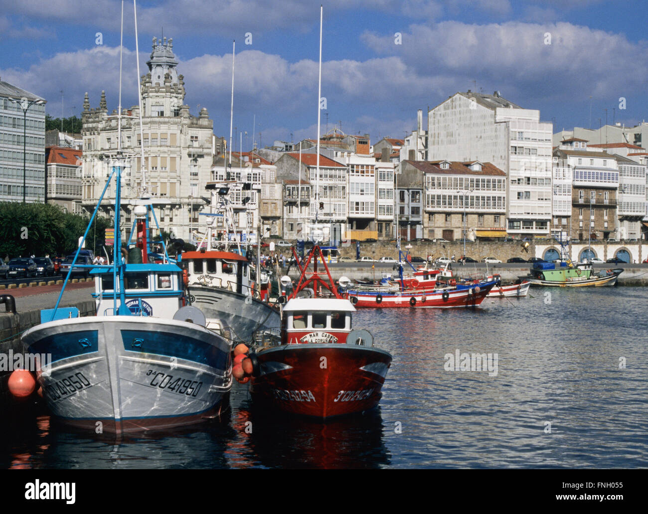 Angeln, Boote und Uferpromenade Avenida Marina, La Coruna, Galicien, Spanien Stockfoto