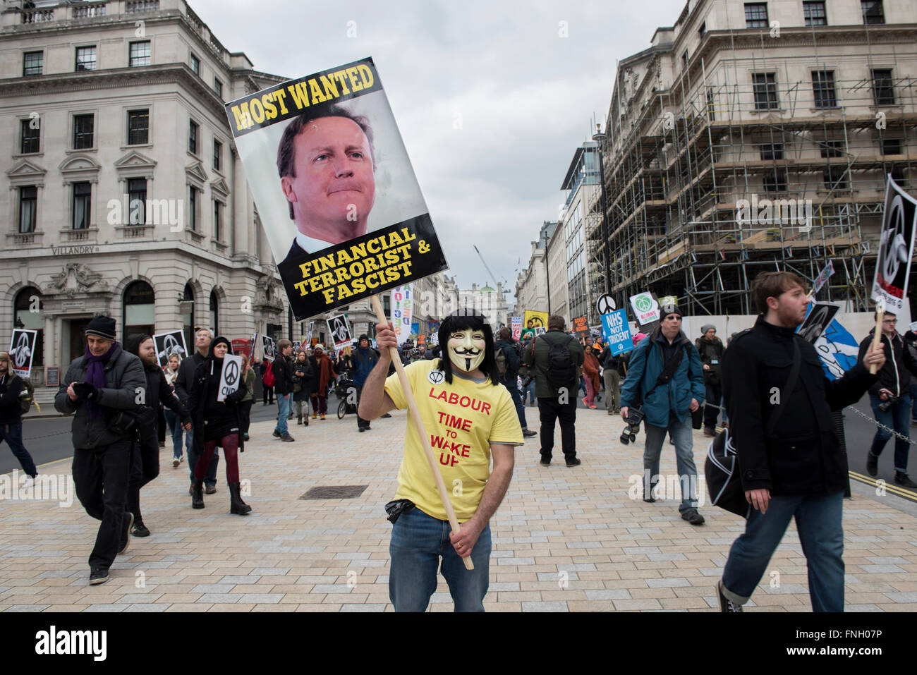 Demonstrant, mit anonymen Maske hält ein Schild mit Bild von David Cameron während der Anti-Dreizack Protest in London. Stockfoto