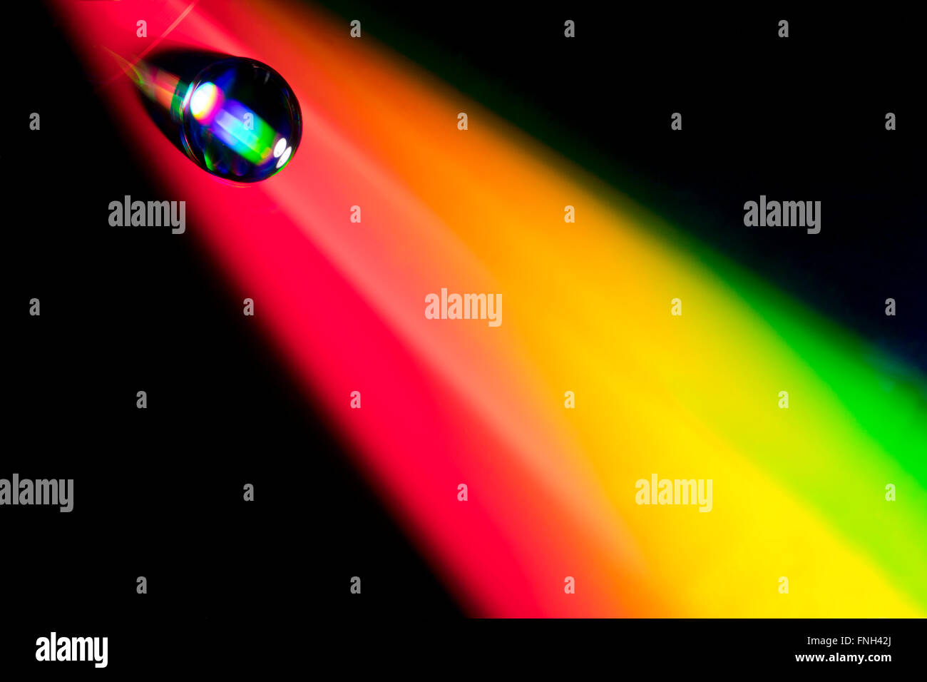 Wassertropfen auf DVD-Datenträger. Multi farbige Hintergrund, wie ein  Regenbogen Stockfotografie - Alamy