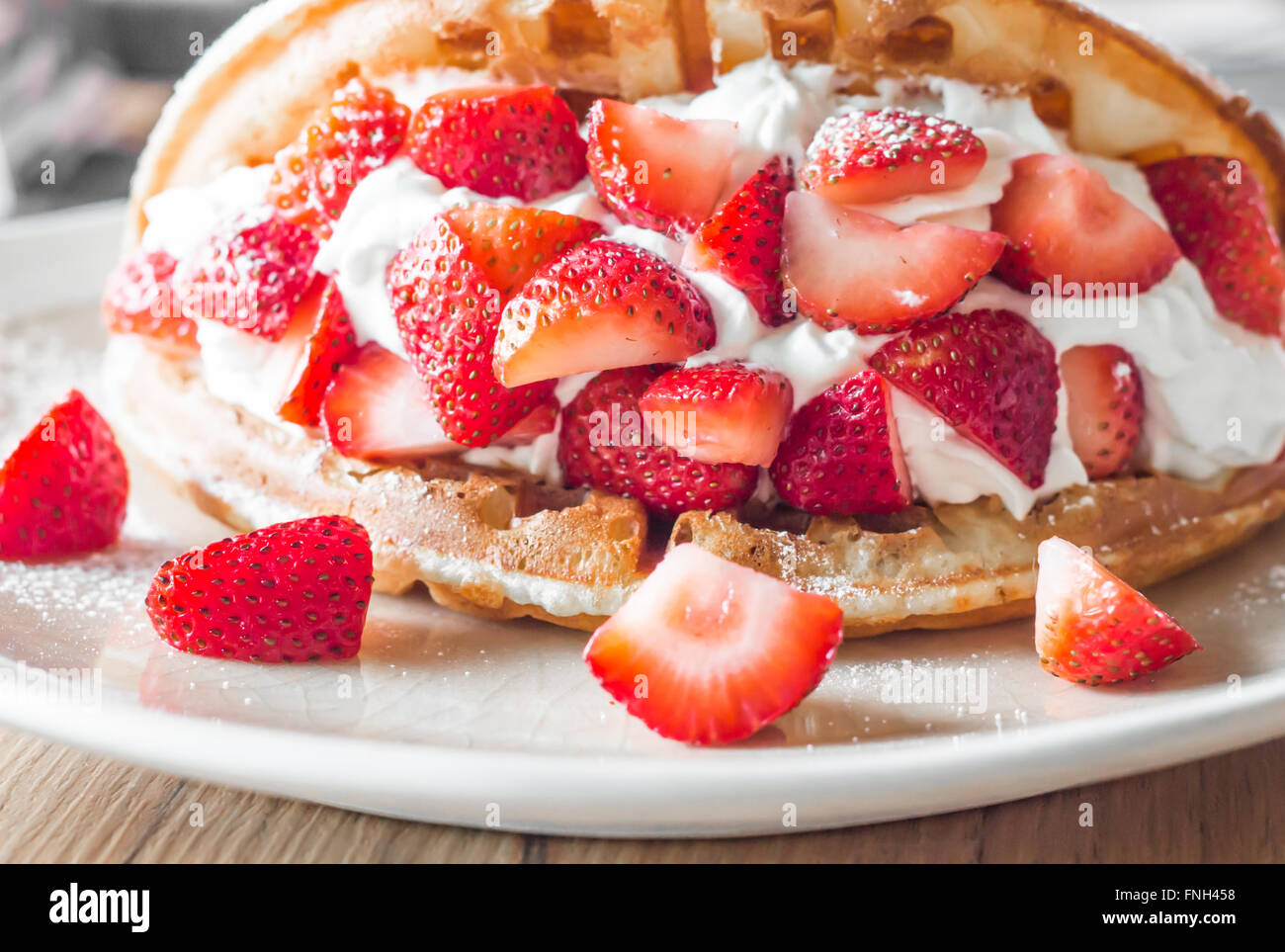 Erdbeeren-Waffeln mit Vanilleeis auf weißen Teller Stockfotografie - Alamy