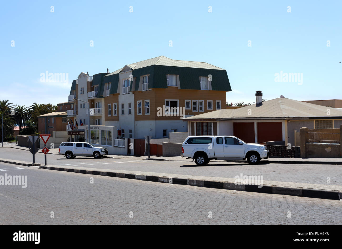 SWAKOPMUND, NAMIBIA - 8. Oktober 2014: Schöne deutsche Kolonialarchitektur auf Stret von Swakopmund. Stadt wurde 1892 gegründet, Stockfoto