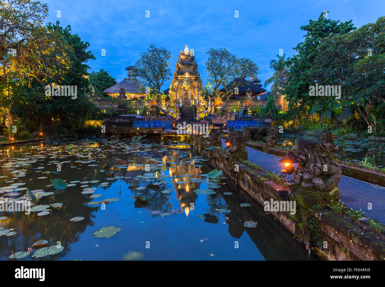 Pura Saraswati Tempel mit schönen Lotus-Teich in der Abenddämmerung vor dem Tanz zeigen, Ubud, Bali, Indonesien Stockfoto