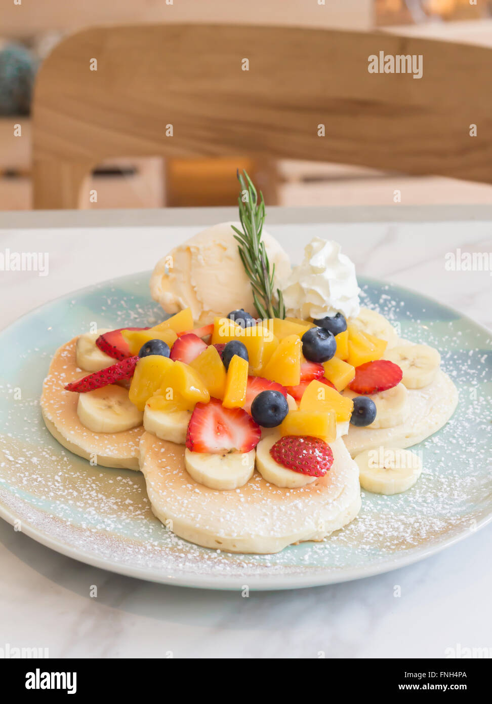 Pfannkuchen mit Früchten und Eis serviert Stockfoto